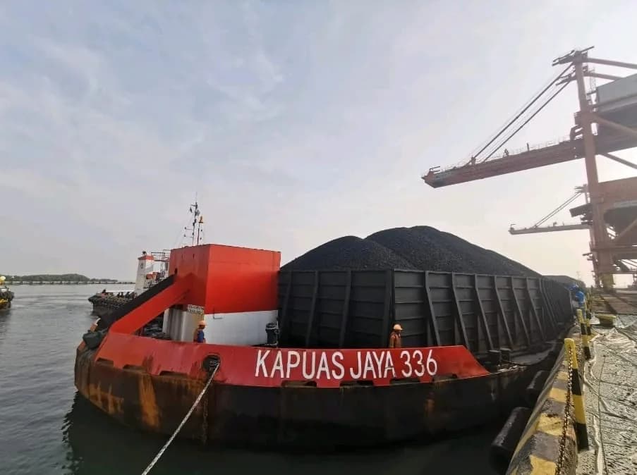 Kapuas Jaya 336 barge alongside terminal