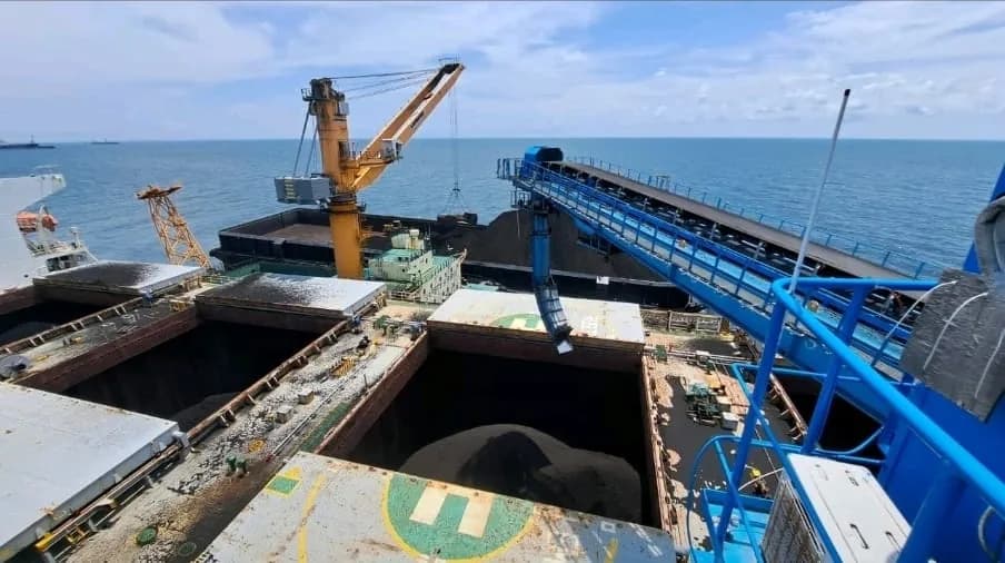 Bulk transfer conveyor system between vessels